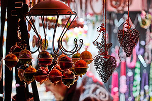 Weihnachtlicher Schmuck auf dem Adventsmarkt. 