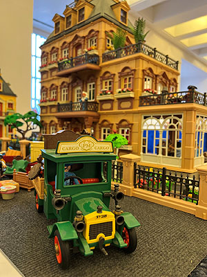 Lastkraftwagen vor großbürgerlicher Fassade.