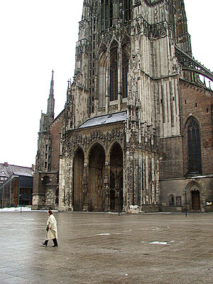 Das Münster in Ulm vom Vorplatz aus gesehen.