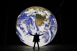 Kunstinstallation Gaia des britischen Künstlers Luke Jerram mit einem Durchmesser von zehn Metern. 