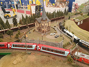 Modellbahnanlage mit fahrenden Zügen.