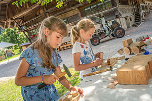 Kinder beim Basteln mit Holz