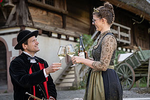 Ein Mann und eine Frau stoßen miteinander auf das Wohl der Weinregion Ortenau an.