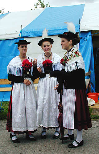 Oberlandler, Wies, rechts eine Frau der Gruppe D'Älpler, Trauchgau