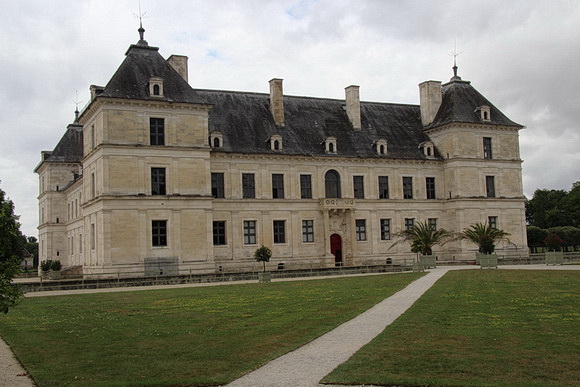 Schloss von Ancy-le-Franc, Vorderseite