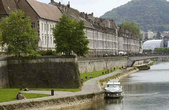 Quai des Doubs mit Festungsanlagen  Ville de Besanon