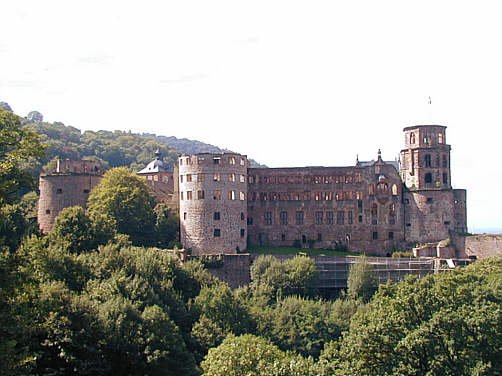Schloss Heidelberg: Blick von der Scheffelterrasse auf die Ostseite des Schosses, die Stadt und die Rheinebene