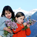 Camille und Ambra sammeln Blumen, 2005