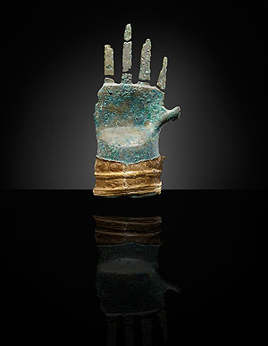 Die geheimnisvolle Bronzehand von Prêles, Highlight-Objekt der Ausstellung. © Bernisches Historisches Museum, Bern. Foto: Stefan Wermuth