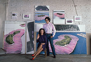Christo und Jeanne-Claude in ihrem Atelier mit Arbeiten fü̈r ihr Projekt Surrounded Islands New York City © 1981 Christo and Jeanne-Claude Foundation. Foto Bob Kiss