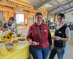 Brunch auf dem Bauernhof: Zwei Besucherinnen mit Dessert auf dem Teller vr einem Tisch mit Obst. Foto: Naturpark Südschwarzwald e.V.