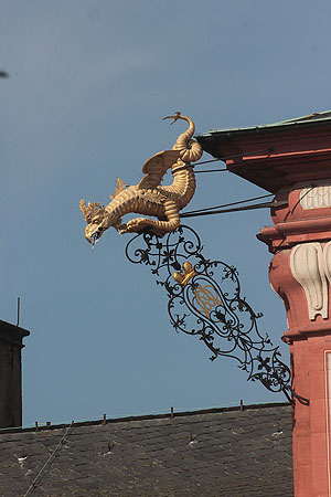 Schloss Bruchsal, vergoldete Drachenfigur am Corps de Logis.