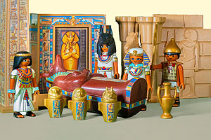 Ägyptische Szene mit Sarkophag und vier Playmobil-Figuren