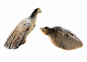 Zwei Vogelfiguren aus der eiszeitlichen Welterbehöhle Hohle Fels
