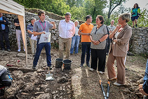 Ministerin Theresa Schopper beim Besuch der Burgen Ober- und Untergreifenstein