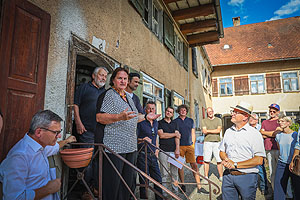 Ministerin Theresa Schopper beim Besuch im Färber- und Fassmalerhaus Walser von 1715