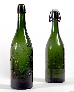 Zwei Bierflaschen für Bier aus Frankenthaler Produktion.