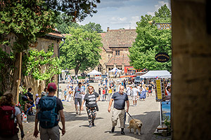 Besucher*innen des Welterbetags im Klosterhof.