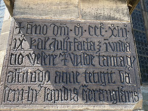 Hochwassermarke an der Pfarrkirche St. Blasius in Hann.-Münden mit einer Gedenkinschrift an dieser Kirche