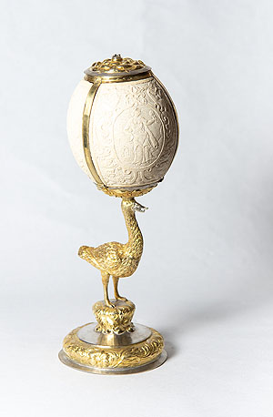 Pokal mit einem echten Straßenei