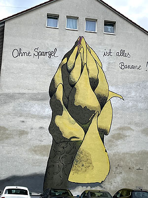 Graffito an einer Hauswand: "Ohne Spargel ist alles Banane“