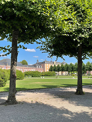 Schloss vom Zirkelparterre aus gesehen.