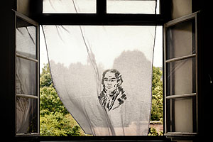 Fenstervorhang mit s/w-Porträt Hebels.