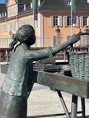 Bronzeskulptur der Spraglfrau, Schwetzingen, Schlossplatz