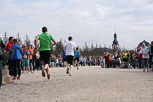 Schlossgarten Schwetzingen, Teilnehmer am Spargellauf werden von Zuschauerinnen und Zuschauern angefeuert