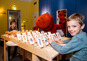 Kinder beim Quizspiel in der Ausstellung 