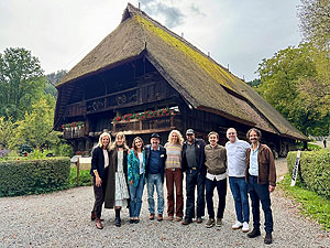 Die Darsteller der Fernsehfamilie Faller vor dem Gebäude des Vogtsbauernhofs