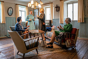 Historisch gekleidete Darsteller und Darstellerinnen entführen in frühere Zeiten
