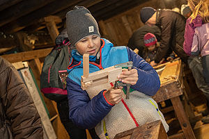 Kind beim Basteln mit Holzteilen